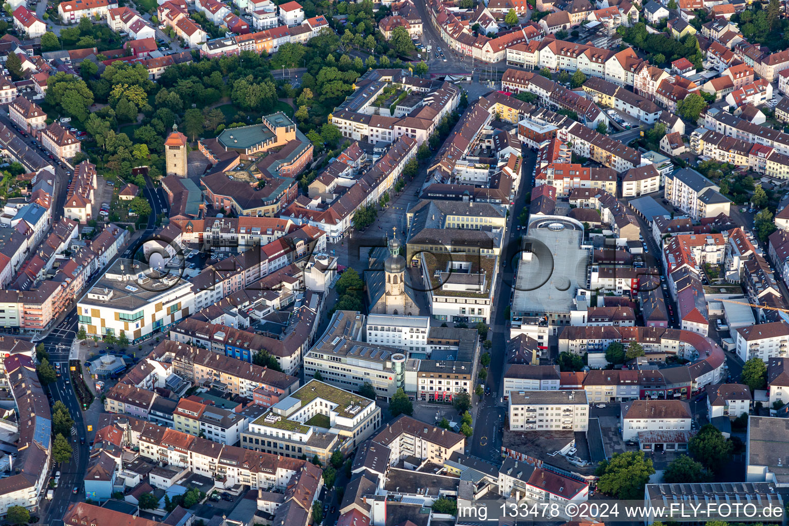 Vue aérienne de Centre civique à Bruchsal dans le département Bade-Wurtemberg, Allemagne