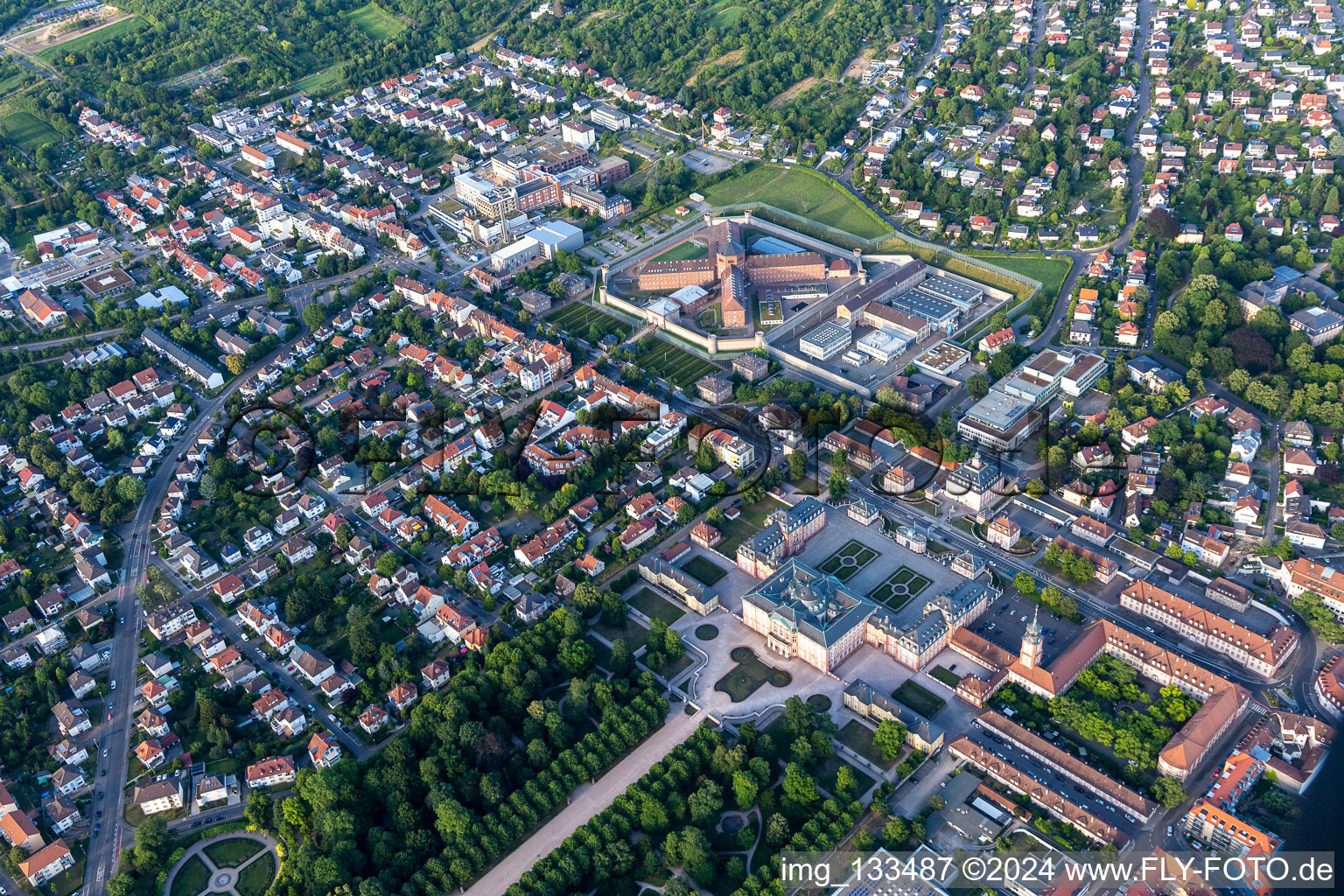 Vue aérienne de Établissement correctionnel Bruchsal à Bruchsal dans le département Bade-Wurtemberg, Allemagne