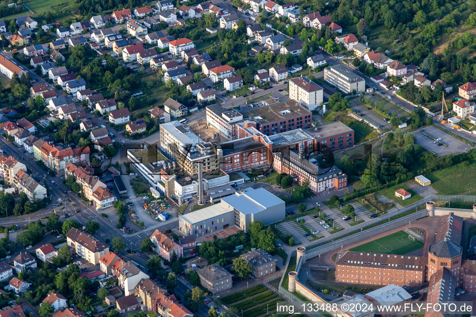 Vue aérienne de Clinique Fürst Stirum et cliniques de la société à but non lucratif du district de Karlsruhe GmbH à Bruchsal dans le département Bade-Wurtemberg, Allemagne