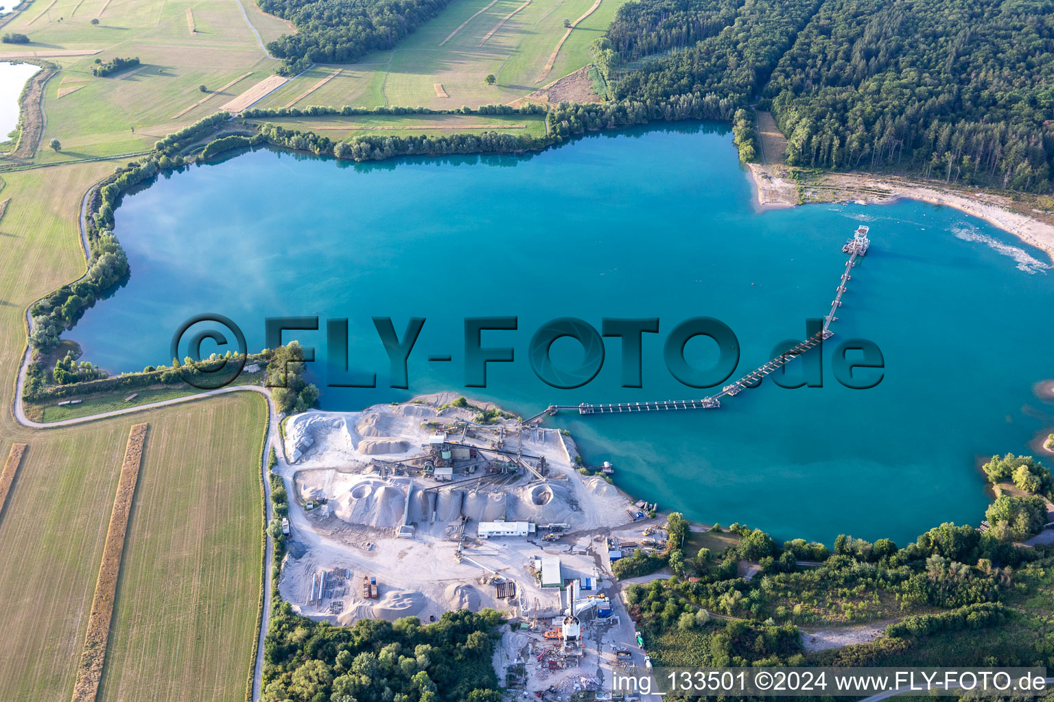 Vue aérienne de Gravière Karlsdorf-Neuthard avec KRK Karlsdorfer Rheinsand- und Kiesgewinnungs-GmbH à le quartier Karlsdorf in Karlsdorf-Neuthard dans le département Bade-Wurtemberg, Allemagne