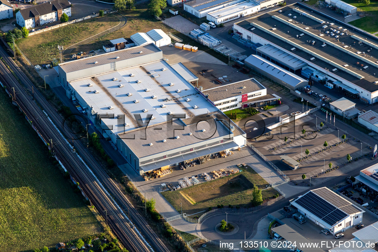 Vue aérienne de Zone industrielle de la Siemensstrasse avec Hartmann & König Stromzuführungs AG et Tombor GmbH à le quartier Neudorf in Graben-Neudorf dans le département Bade-Wurtemberg, Allemagne