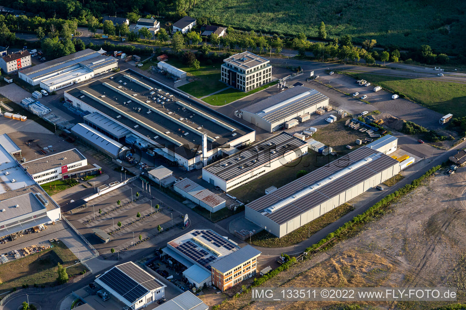 Photographie aérienne de Zone industrielle de la Siemensstrasse avec Hartmann & König Stromzuführungs AG et Tombor GmbH à le quartier Neudorf in Graben-Neudorf dans le département Bade-Wurtemberg, Allemagne