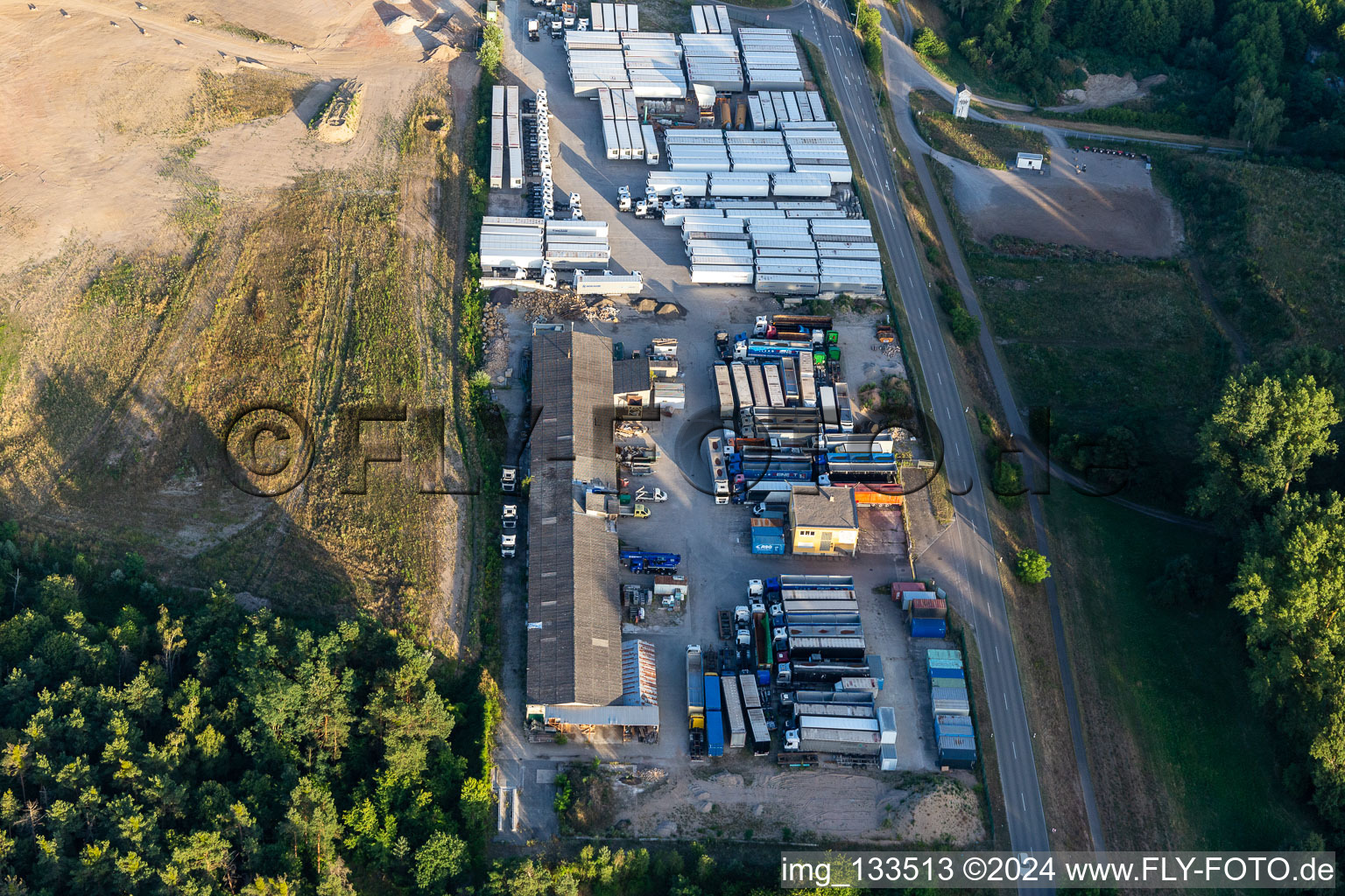 Vue aérienne de HeKa Herzog GmbH à le quartier Neudorf in Graben-Neudorf dans le département Bade-Wurtemberg, Allemagne