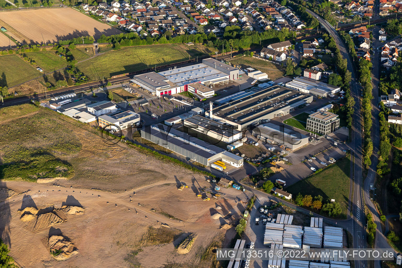 Vue oblique de Zone industrielle de la Siemensstrasse avec Hartmann & König Stromzuführungs AG et Tombor GmbH à le quartier Neudorf in Graben-Neudorf dans le département Bade-Wurtemberg, Allemagne