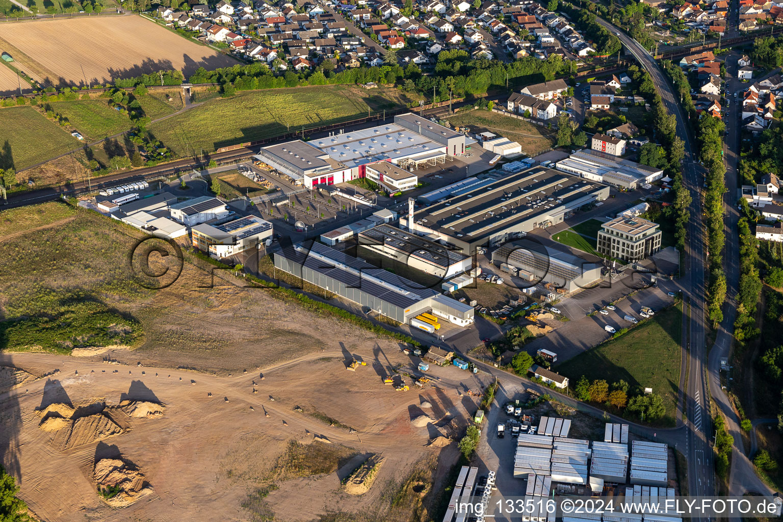 Vue oblique de Zone industrielle de la Siemensstrasse avec Hartmann & König Stromzuführungs AG et Tombor GmbH à le quartier Neudorf in Graben-Neudorf dans le département Bade-Wurtemberg, Allemagne