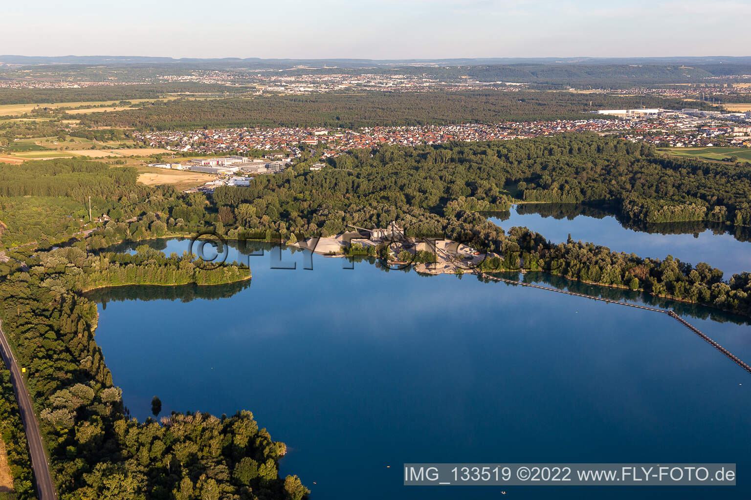 Vue aérienne de Lac de baignade Huttenheim à le quartier Huttenheim in Philippsburg dans le département Bade-Wurtemberg, Allemagne