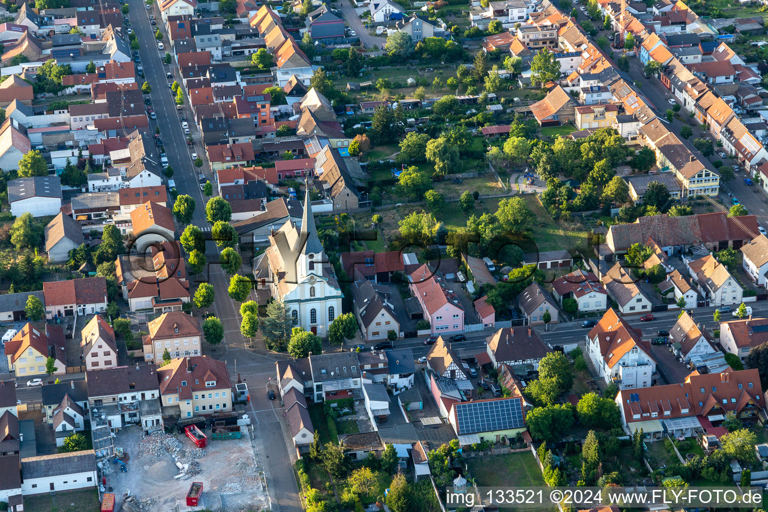 Vue aérienne de Saint-Pierre en Huttenheim à le quartier Huttenheim in Philippsburg dans le département Bade-Wurtemberg, Allemagne