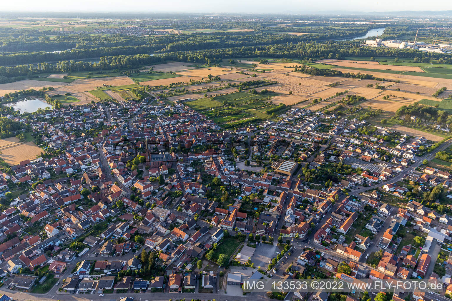 Quartier Rheinsheim in Philippsburg dans le département Bade-Wurtemberg, Allemagne du point de vue du drone