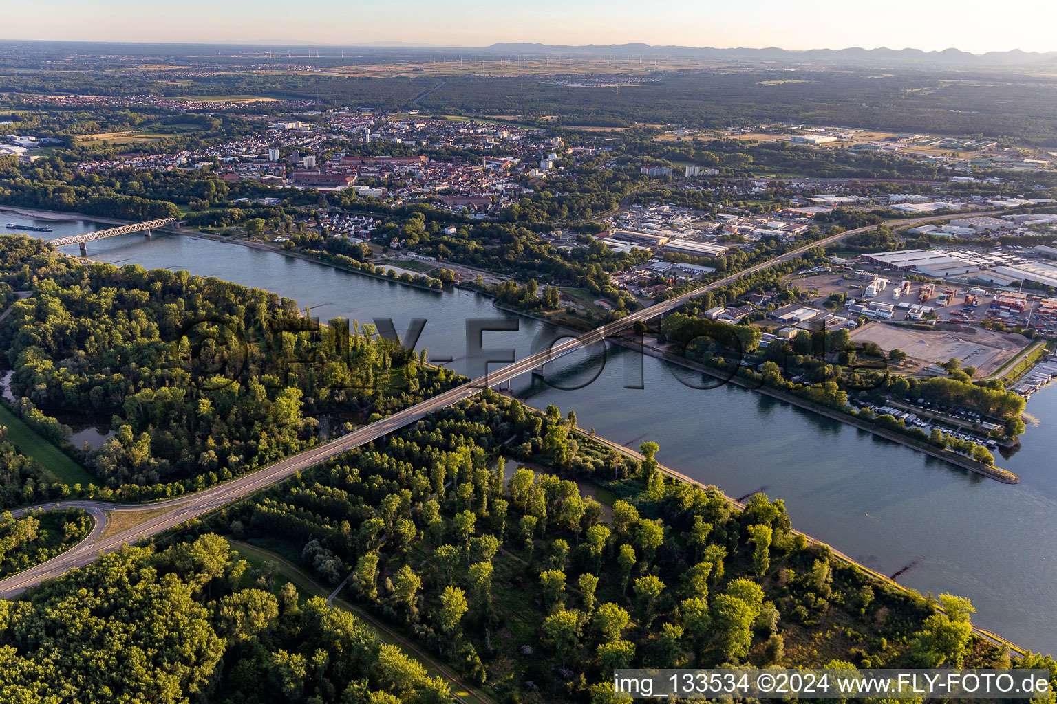 Vue aérienne de B35 Pont sur le Rhin et port du Rhin Germersheim à Germersheim dans le département Rhénanie-Palatinat, Allemagne