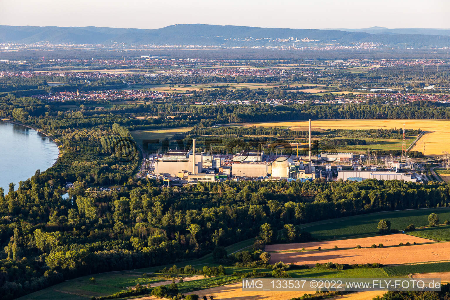 Vue aérienne de TransnetBW GmbH, sous-station à courant continu sur le site de l'ancienne EnBW Kernkraft GmbH (EnKK), Philippsburg à Philippsburg dans le département Bade-Wurtemberg, Allemagne