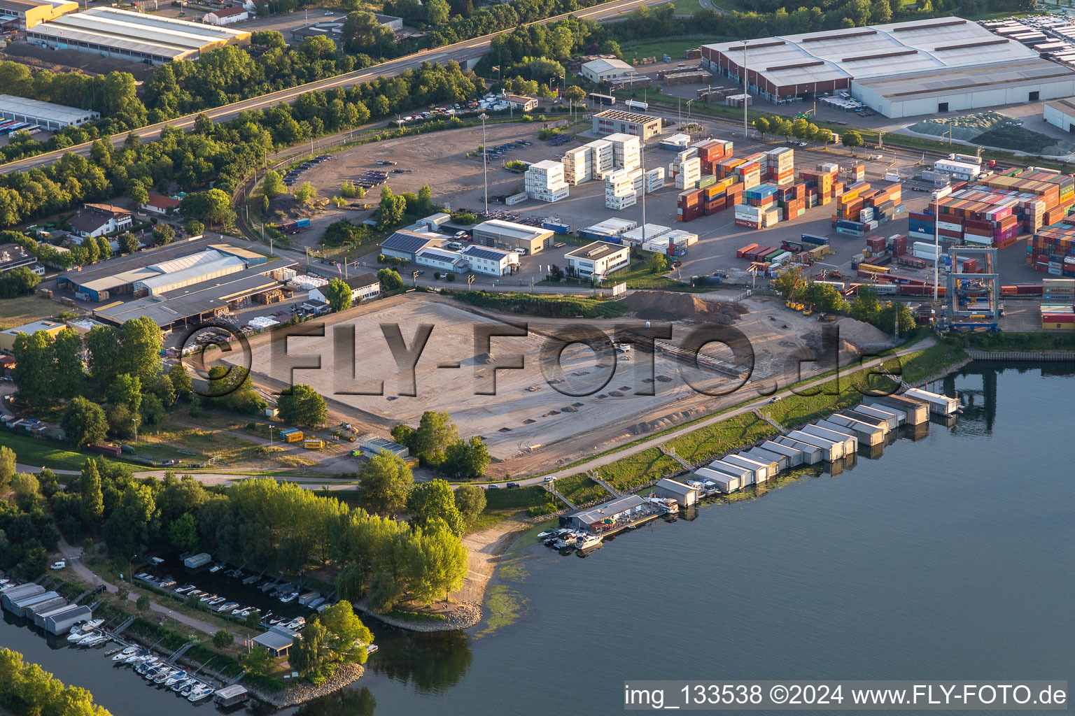 Vue aérienne de DP World Germersheim GmbH & Co. KG au port du Rhin Germersheim à Germersheim dans le département Rhénanie-Palatinat, Allemagne