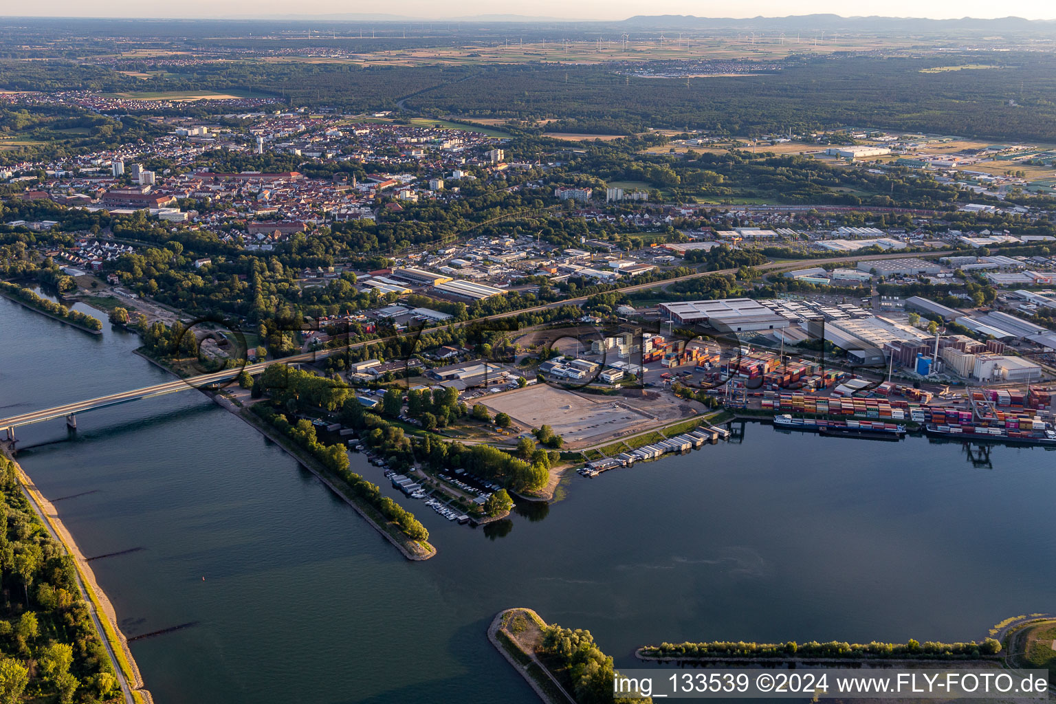 Vue aérienne de B35 Pont sur le Rhin et port du Rhin Germersheim à Germersheim dans le département Rhénanie-Palatinat, Allemagne