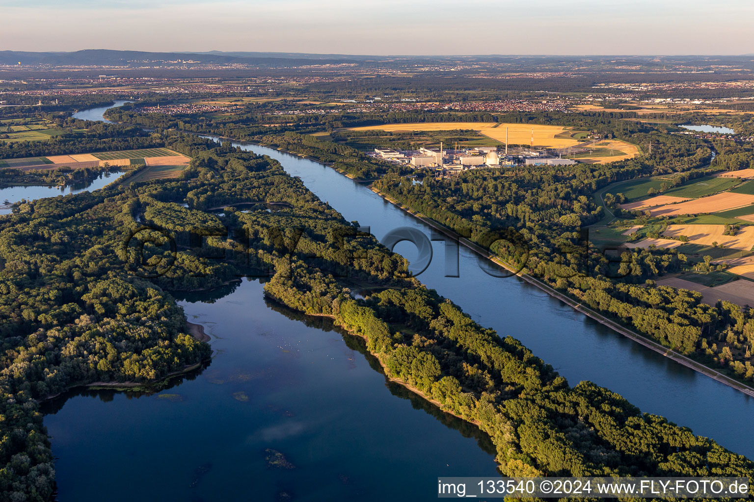 Photographie aérienne de TransnetBW GmbH, sous-station à courant continu sur le site de l'ancienne EnBW Kernkraft GmbH (EnKK), Philippsburg à Philippsburg dans le département Bade-Wurtemberg, Allemagne