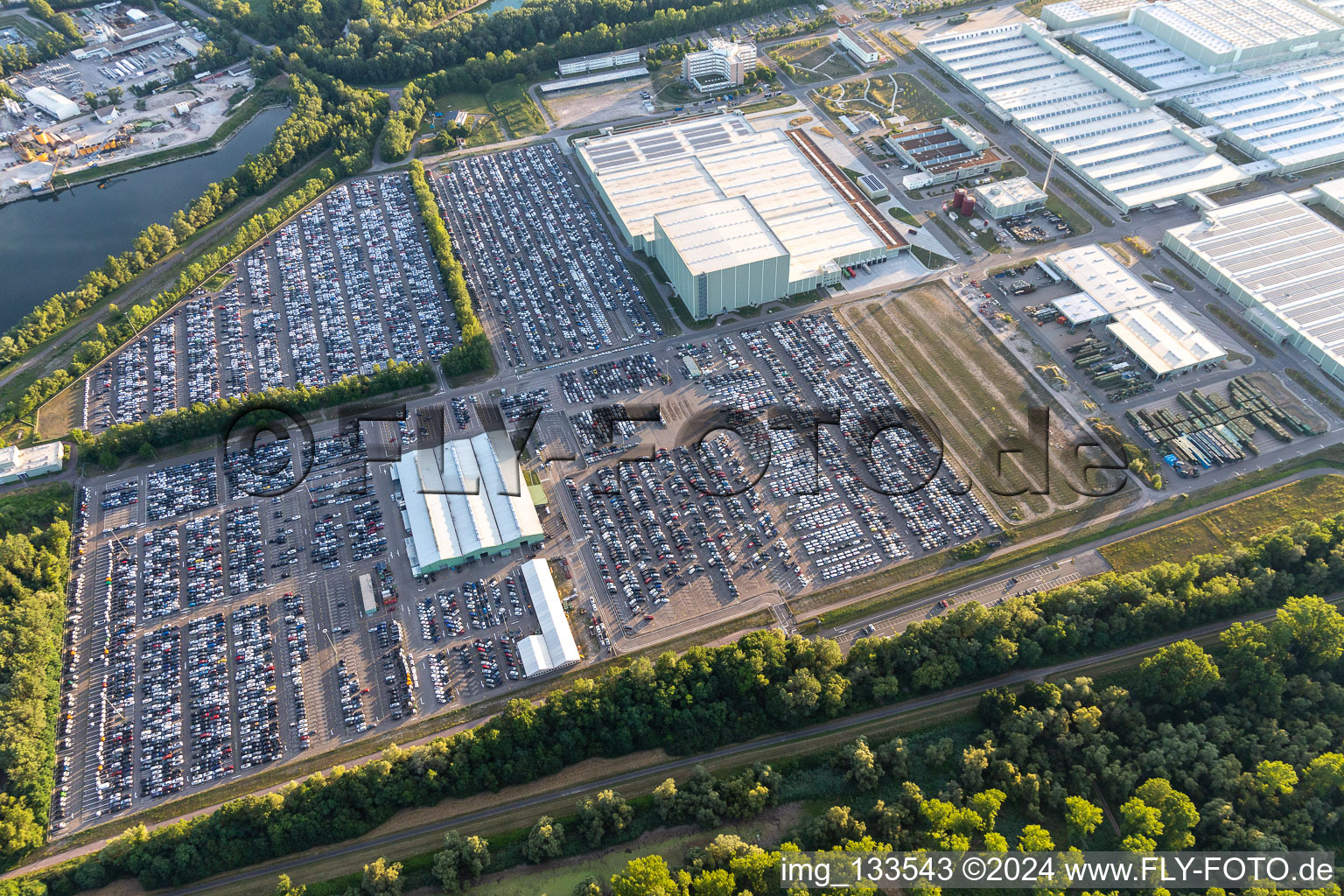 Vue aérienne de Centre logistique mondial Mercedes-Benz sur l'île de Grün à Germersheim dans le département Rhénanie-Palatinat, Allemagne