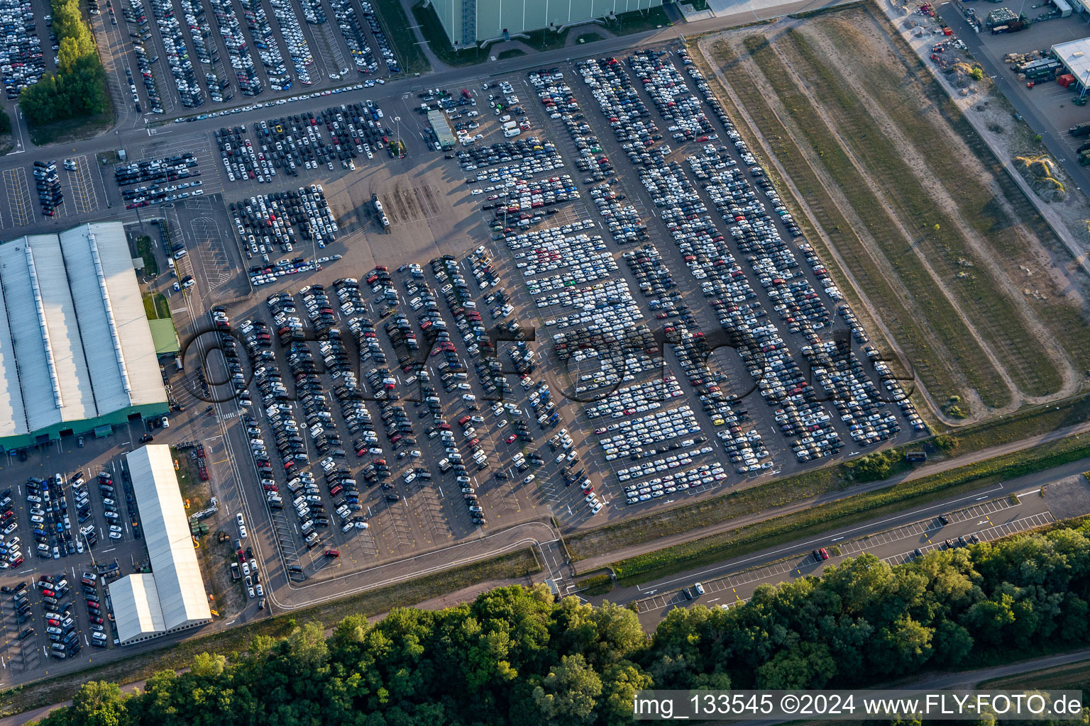 Vue aérienne de Centre logistique mondial Mercedes-Benz sur l'île de Grün à Germersheim dans le département Rhénanie-Palatinat, Allemagne