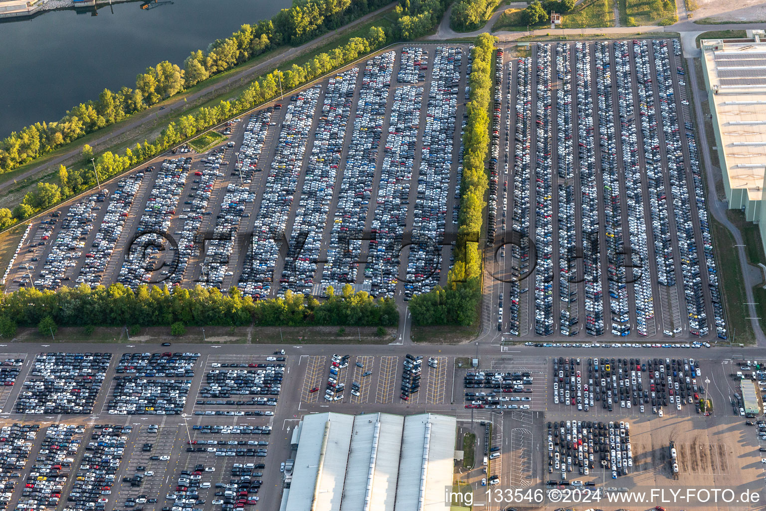 Photographie aérienne de Centre logistique mondial Mercedes-Benz sur l'île de Grün à Germersheim dans le département Rhénanie-Palatinat, Allemagne