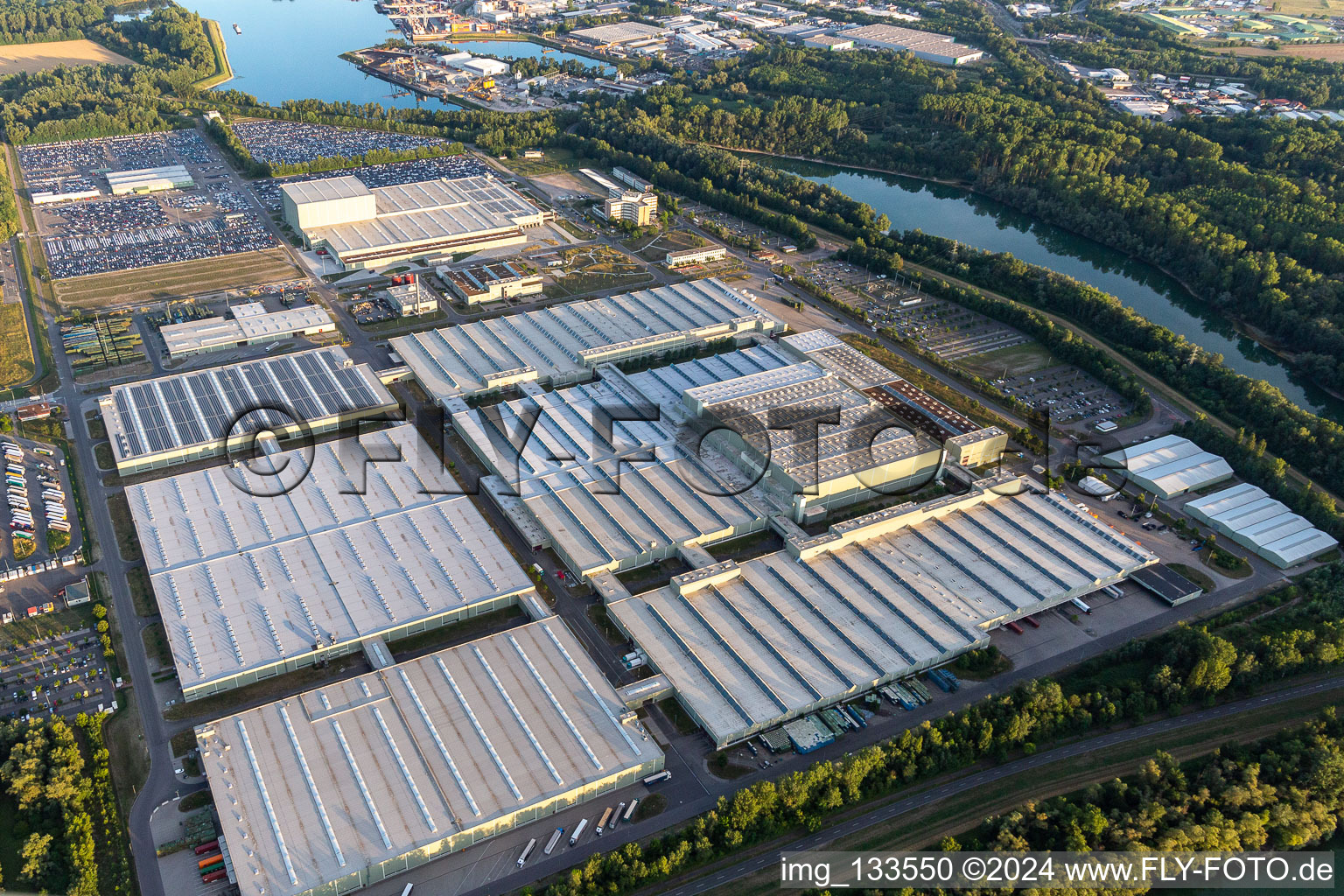 Vue oblique de Centre logistique mondial Mercedes-Benz sur l'île de Grün à Germersheim dans le département Rhénanie-Palatinat, Allemagne