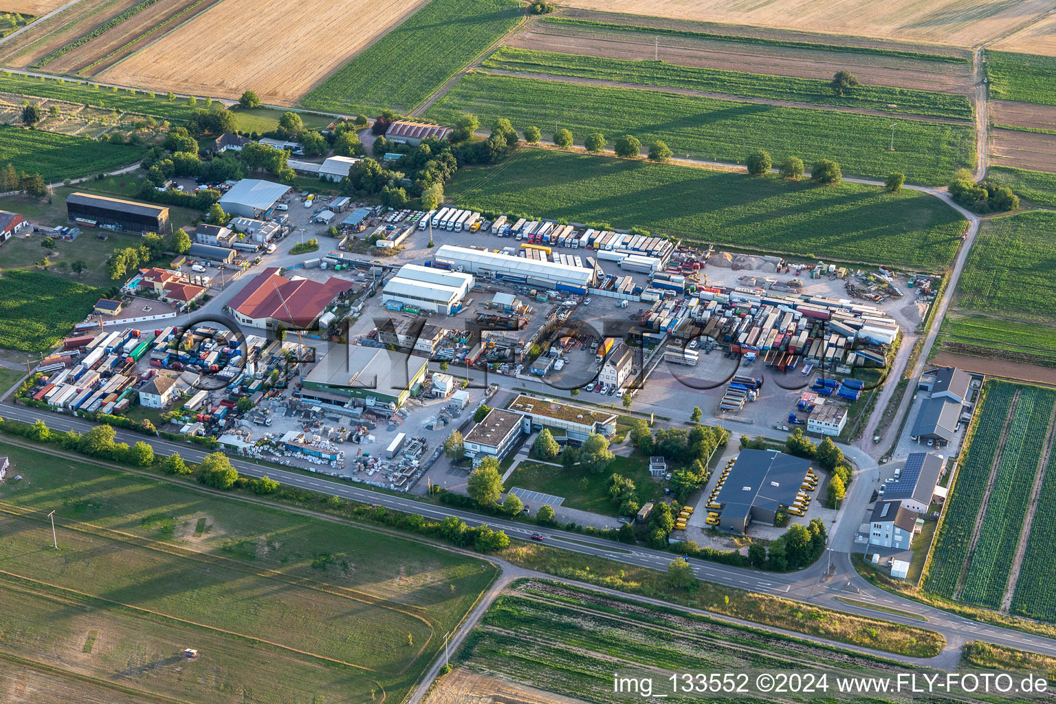 Vue aérienne de Zone industrielle Karl-Löschstr à Lingenfeld dans le département Rhénanie-Palatinat, Allemagne