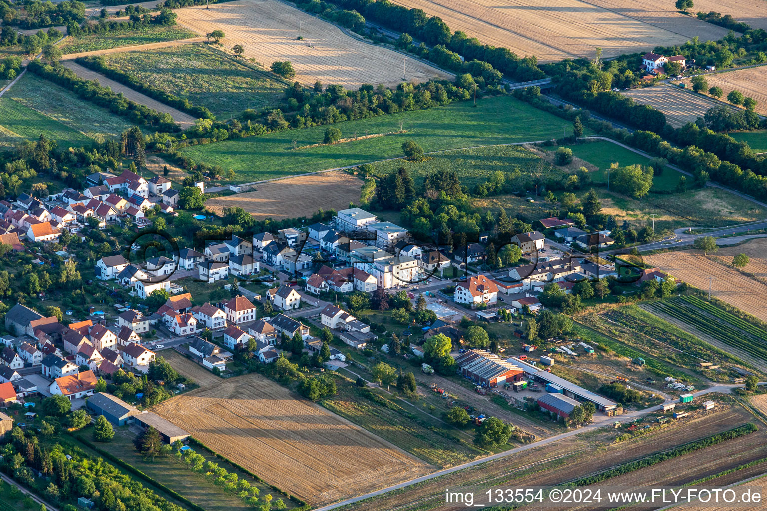 Vue aérienne de Neustadter Straße à Lingenfeld dans le département Rhénanie-Palatinat, Allemagne