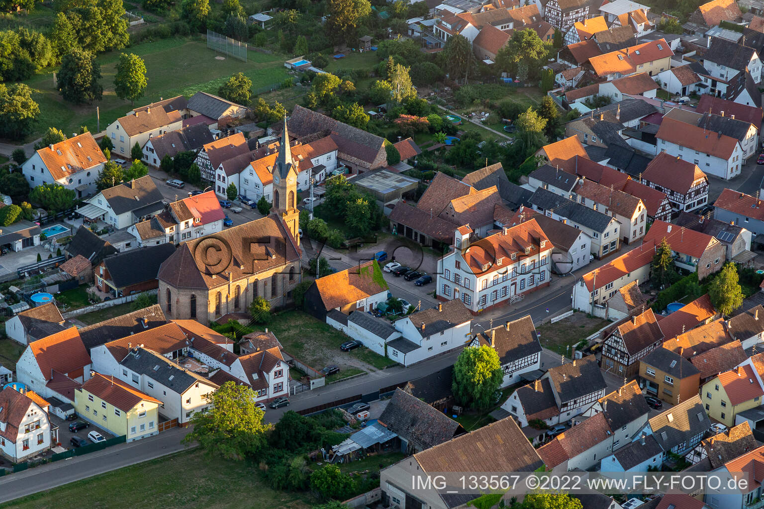 Vue aérienne de Christ Church - Paroisse protégée Lustadt à Lustadt dans le département Rhénanie-Palatinat, Allemagne