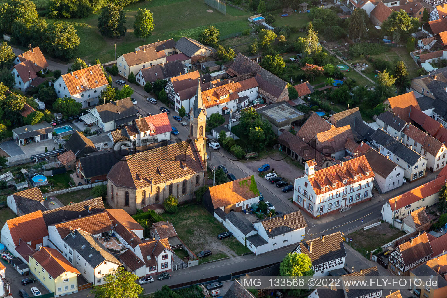 Vue aérienne de Christ Church - Paroisse protégée Lustadt à Lustadt dans le département Rhénanie-Palatinat, Allemagne