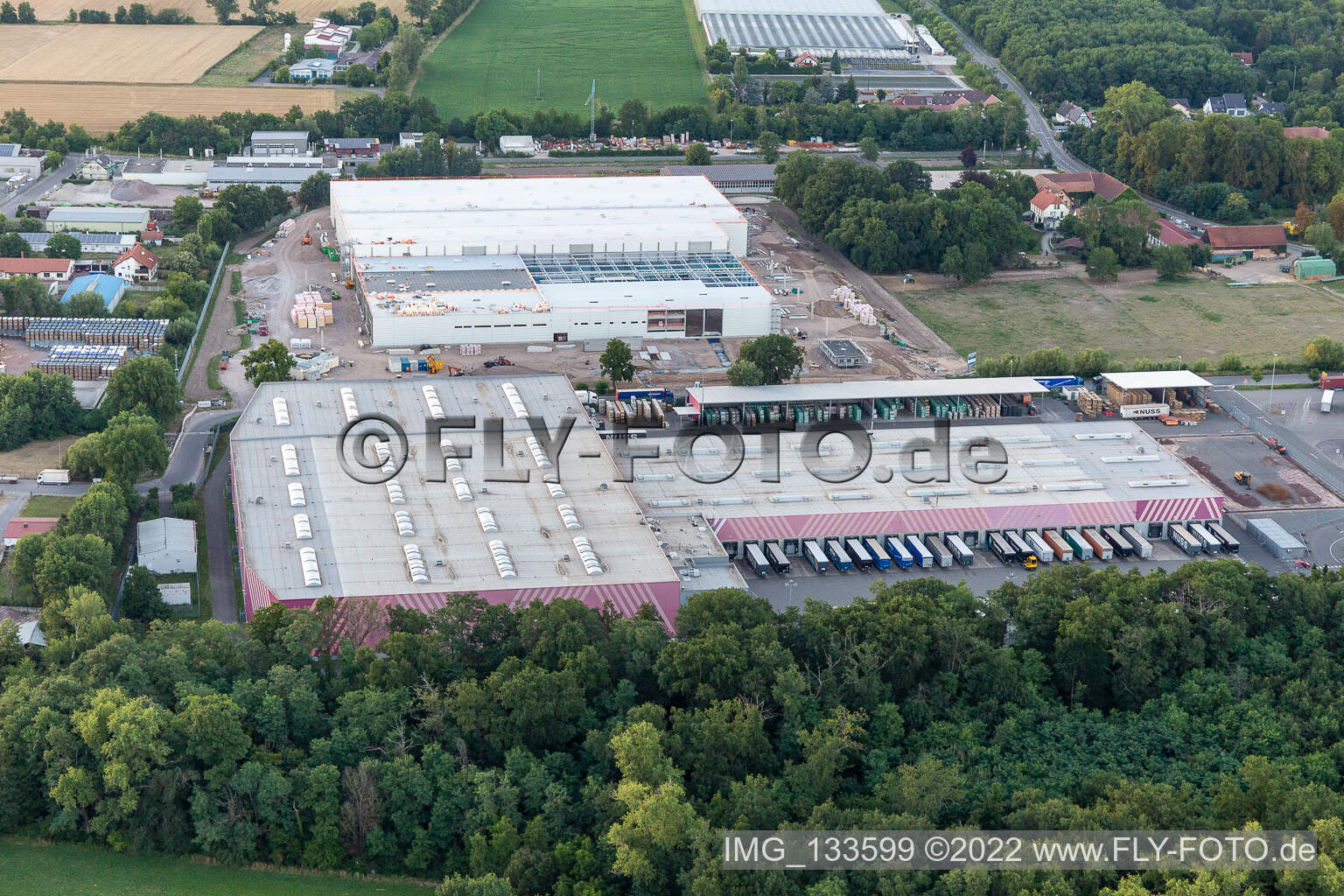 Vue aérienne de Agrandissement du nouvel entrepôt central de Hornbach à le quartier Dreihof in Essingen dans le département Rhénanie-Palatinat, Allemagne