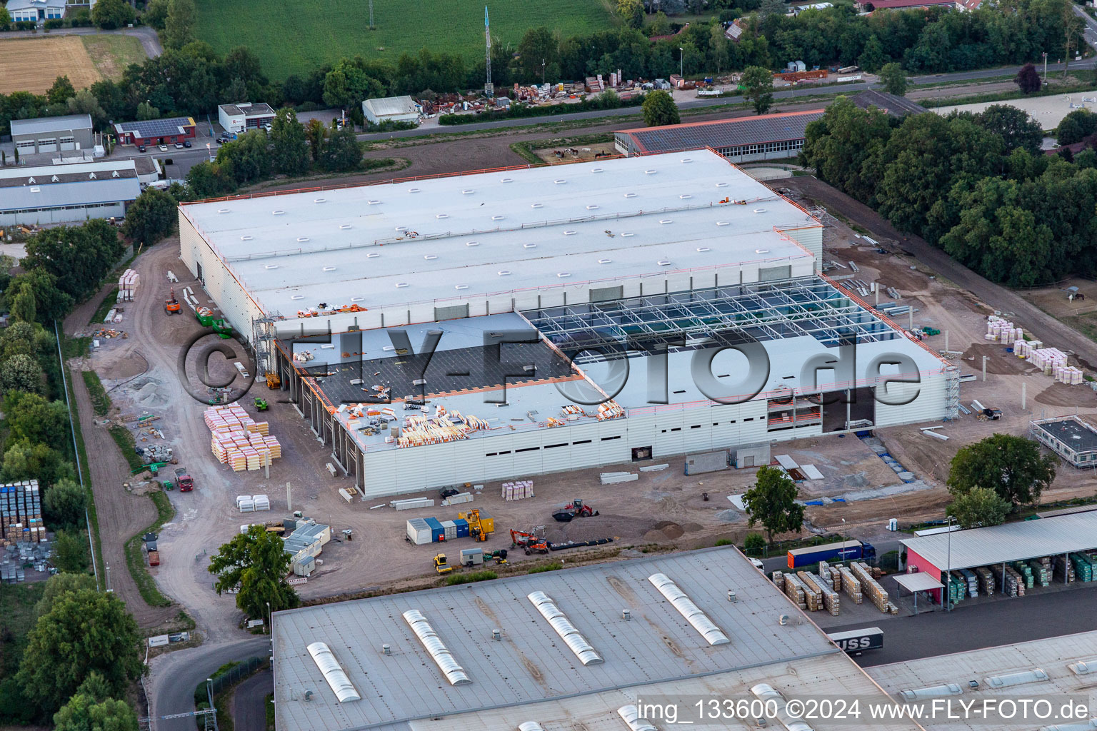 Vue aérienne de Agrandissement du nouvel entrepôt central de Hornbach à le quartier Dreihof in Essingen dans le département Rhénanie-Palatinat, Allemagne