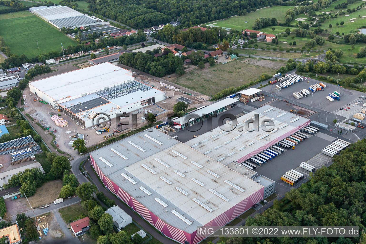 Photographie aérienne de Agrandissement du nouvel entrepôt central de Hornbach à le quartier Dreihof in Essingen dans le département Rhénanie-Palatinat, Allemagne