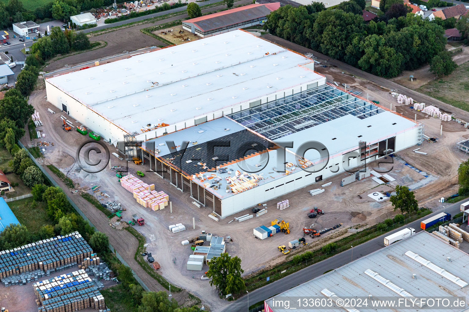 Vue oblique de Agrandissement du nouvel entrepôt central de Hornbach à le quartier Dreihof in Essingen dans le département Rhénanie-Palatinat, Allemagne