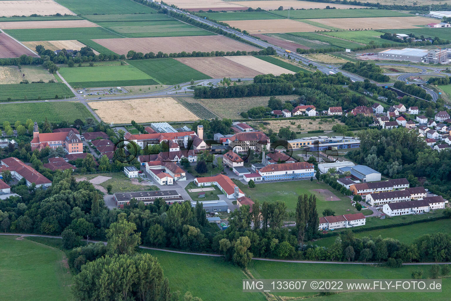 Vue aérienne de Ecole professionnelle de l'Office de la Jeunesse de St. Josef Landau à le quartier Queichheim in Landau in der Pfalz dans le département Rhénanie-Palatinat, Allemagne