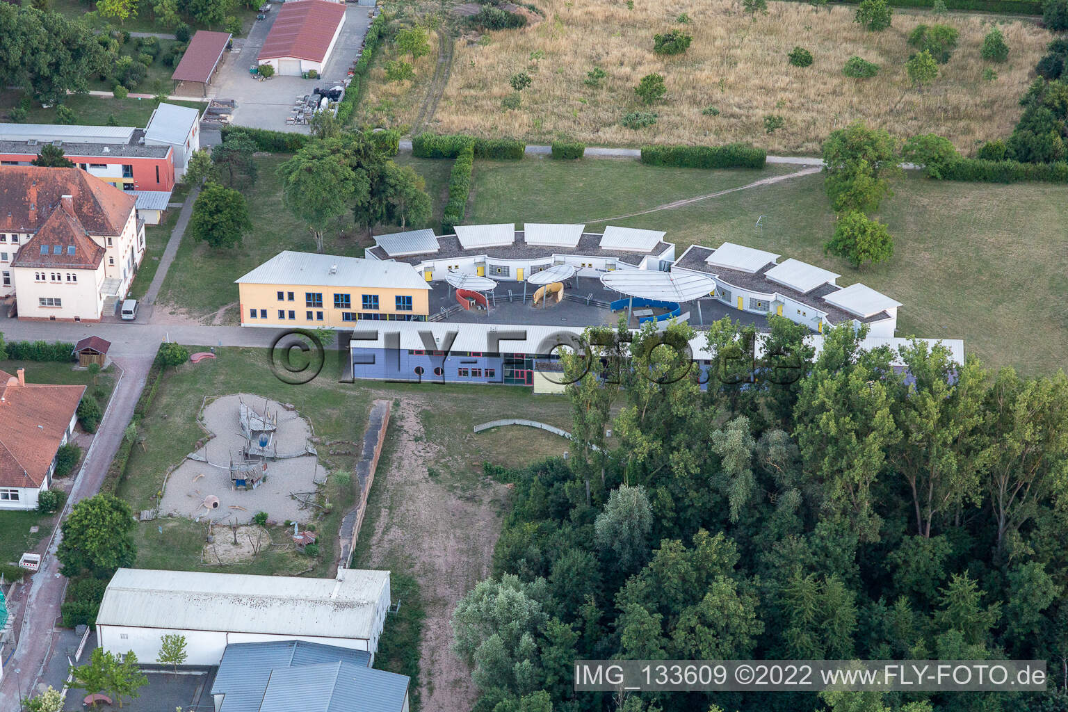 Vue aérienne de École Jakob Reeb à le quartier Queichheim in Landau in der Pfalz dans le département Rhénanie-Palatinat, Allemagne