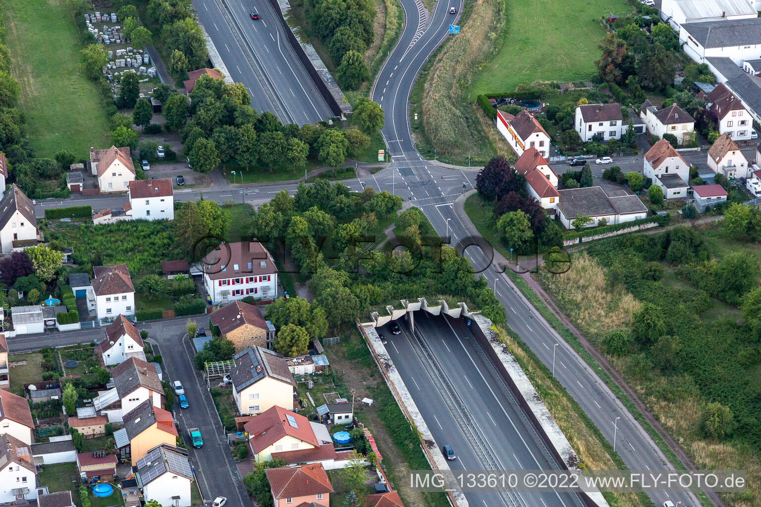 Vue aérienne de Passage souterrain de l'A65 à l'AS Landau-Zentrum à le quartier Queichheim in Landau in der Pfalz dans le département Rhénanie-Palatinat, Allemagne