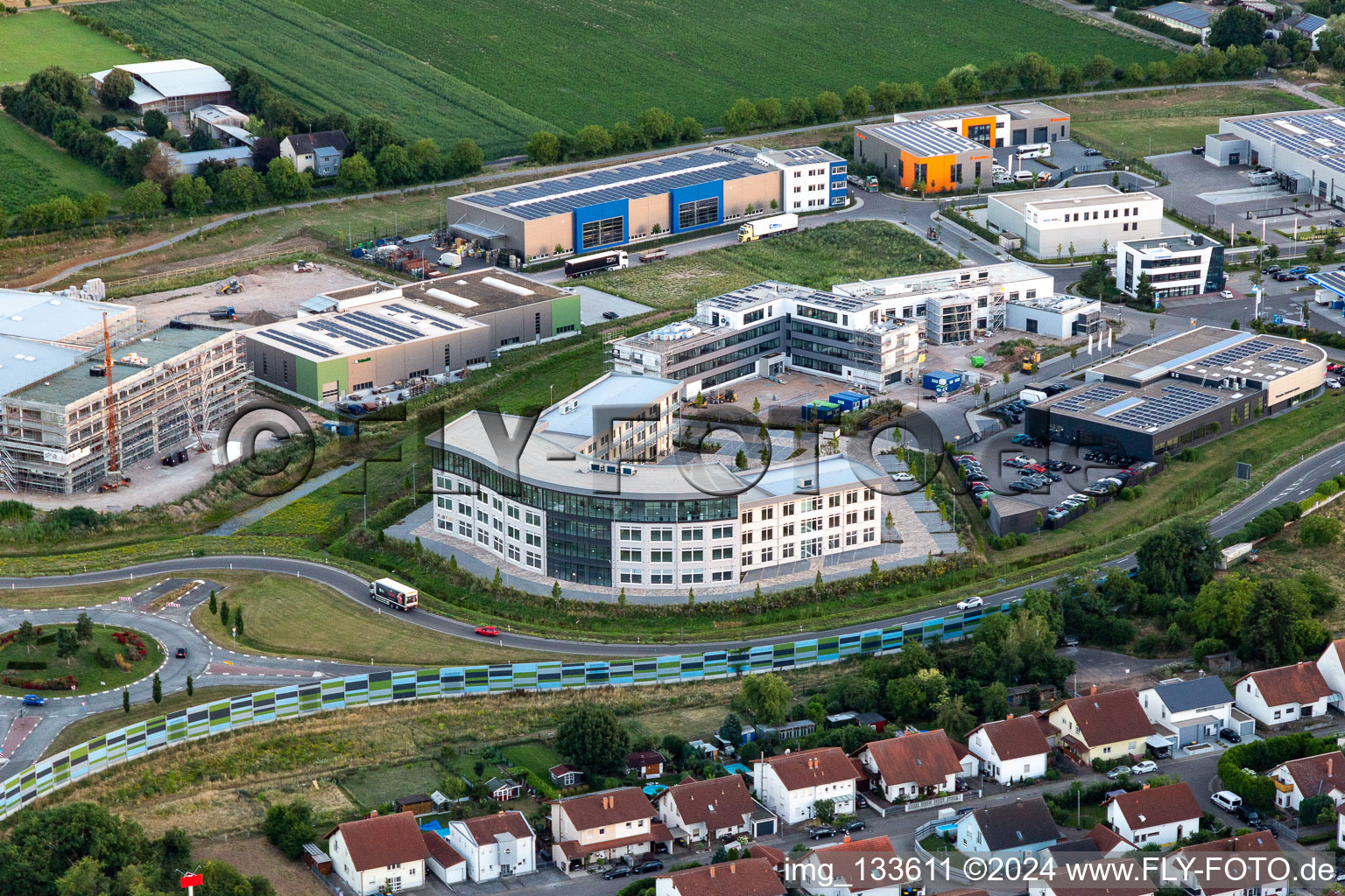 Parc d'activités au parc des expositions à le quartier Queichheim in Landau in der Pfalz dans le département Rhénanie-Palatinat, Allemagne d'en haut