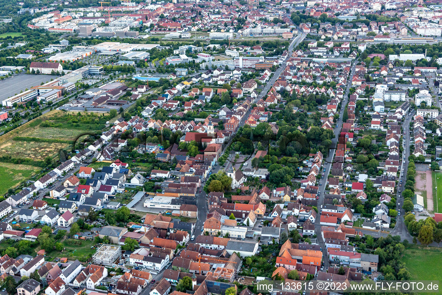 Vue d'oiseau de Quartier Queichheim in Landau in der Pfalz dans le département Rhénanie-Palatinat, Allemagne