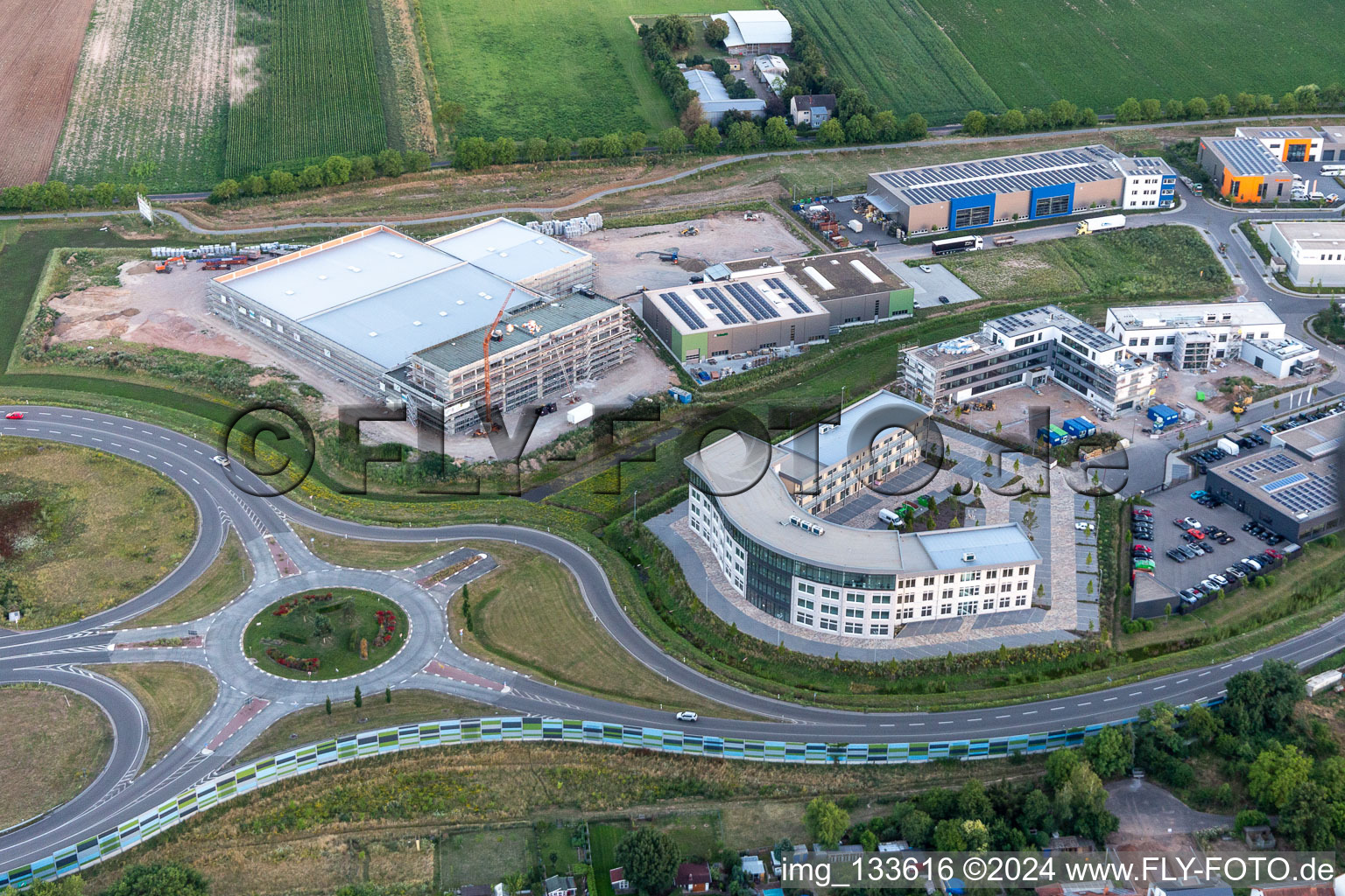 Parc d'activités au parc des expositions à le quartier Queichheim in Landau in der Pfalz dans le département Rhénanie-Palatinat, Allemagne vue d'en haut