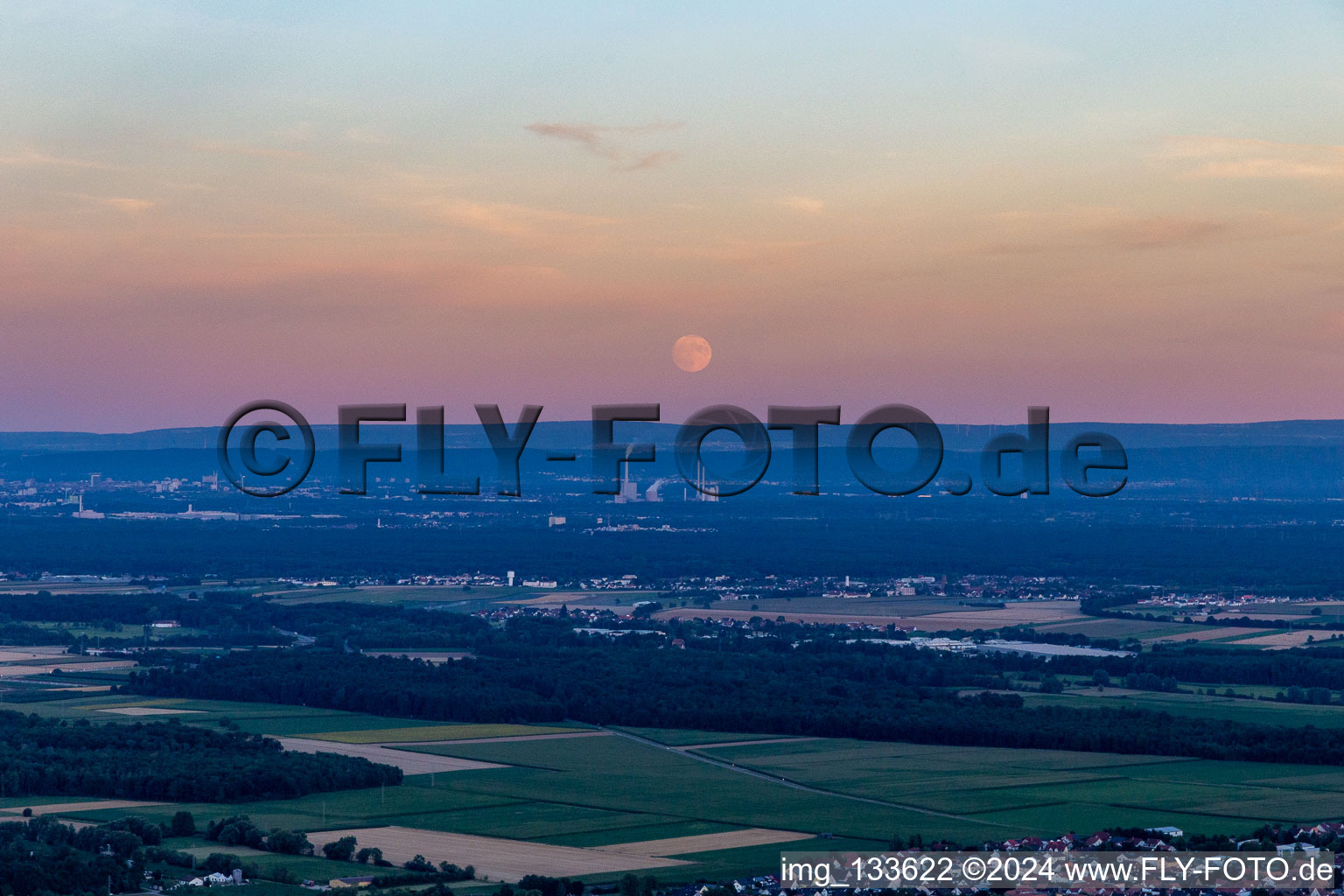 Vue aérienne de Lever de lune sur le Bienwald à Rohrbach dans le département Rhénanie-Palatinat, Allemagne