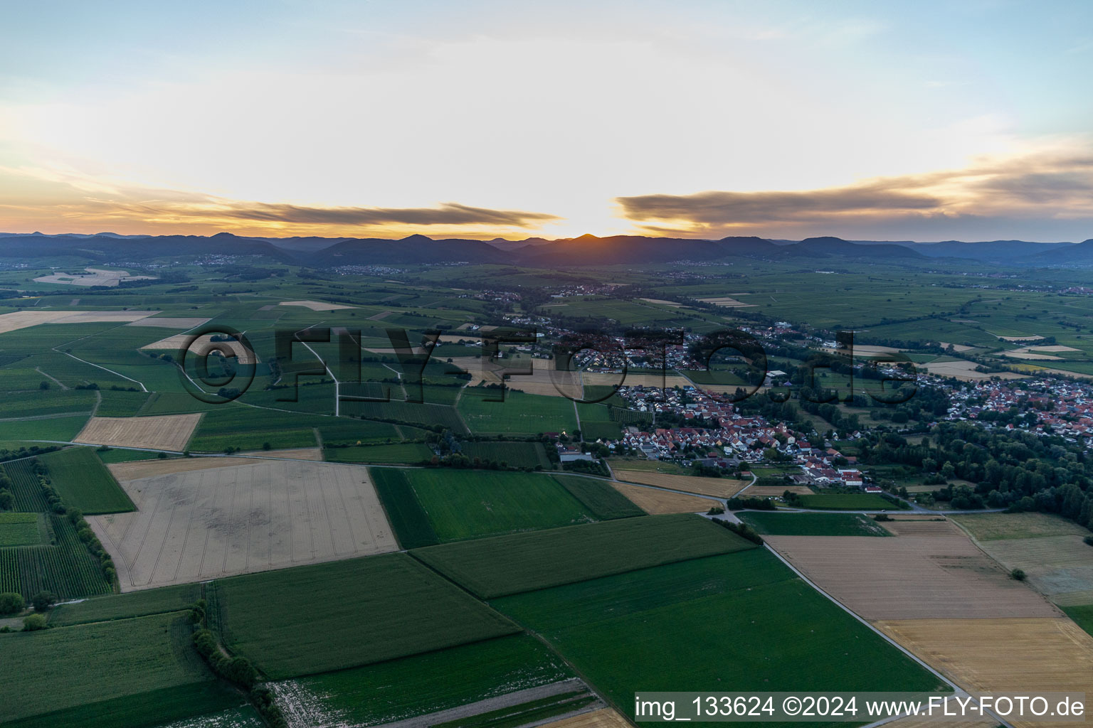 Vue aérienne de Coucher de soleil à le quartier Billigheim in Billigheim-Ingenheim dans le département Rhénanie-Palatinat, Allemagne