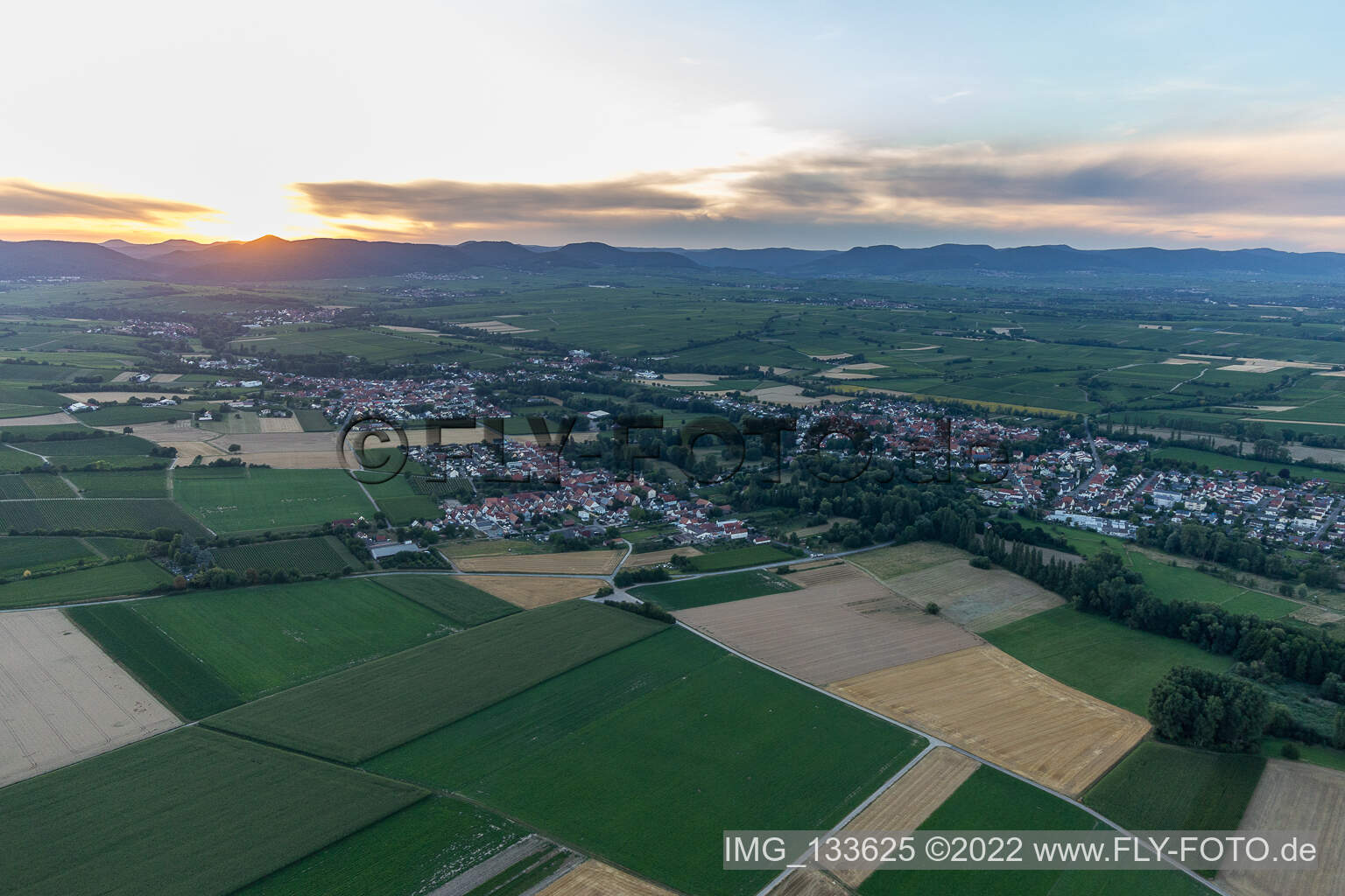 Vue aérienne de Coucher de soleil à le quartier Billigheim in Billigheim-Ingenheim dans le département Rhénanie-Palatinat, Allemagne