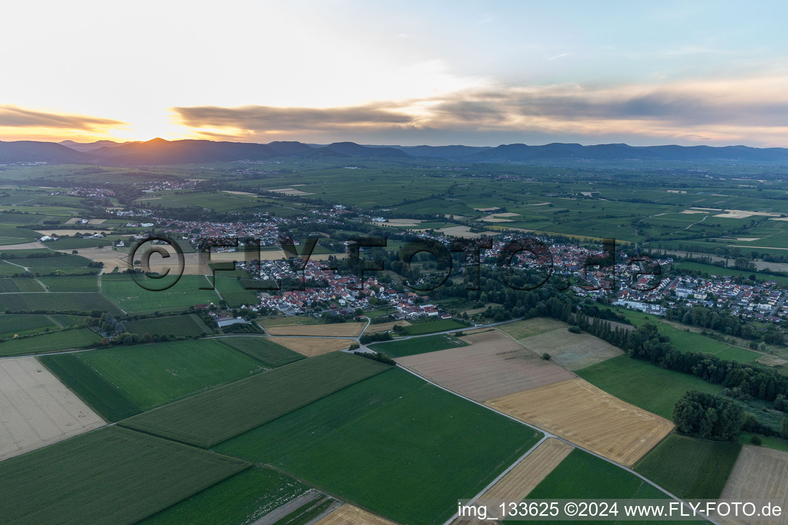 Vue aérienne de Coucher de soleil à le quartier Billigheim in Billigheim-Ingenheim dans le département Rhénanie-Palatinat, Allemagne