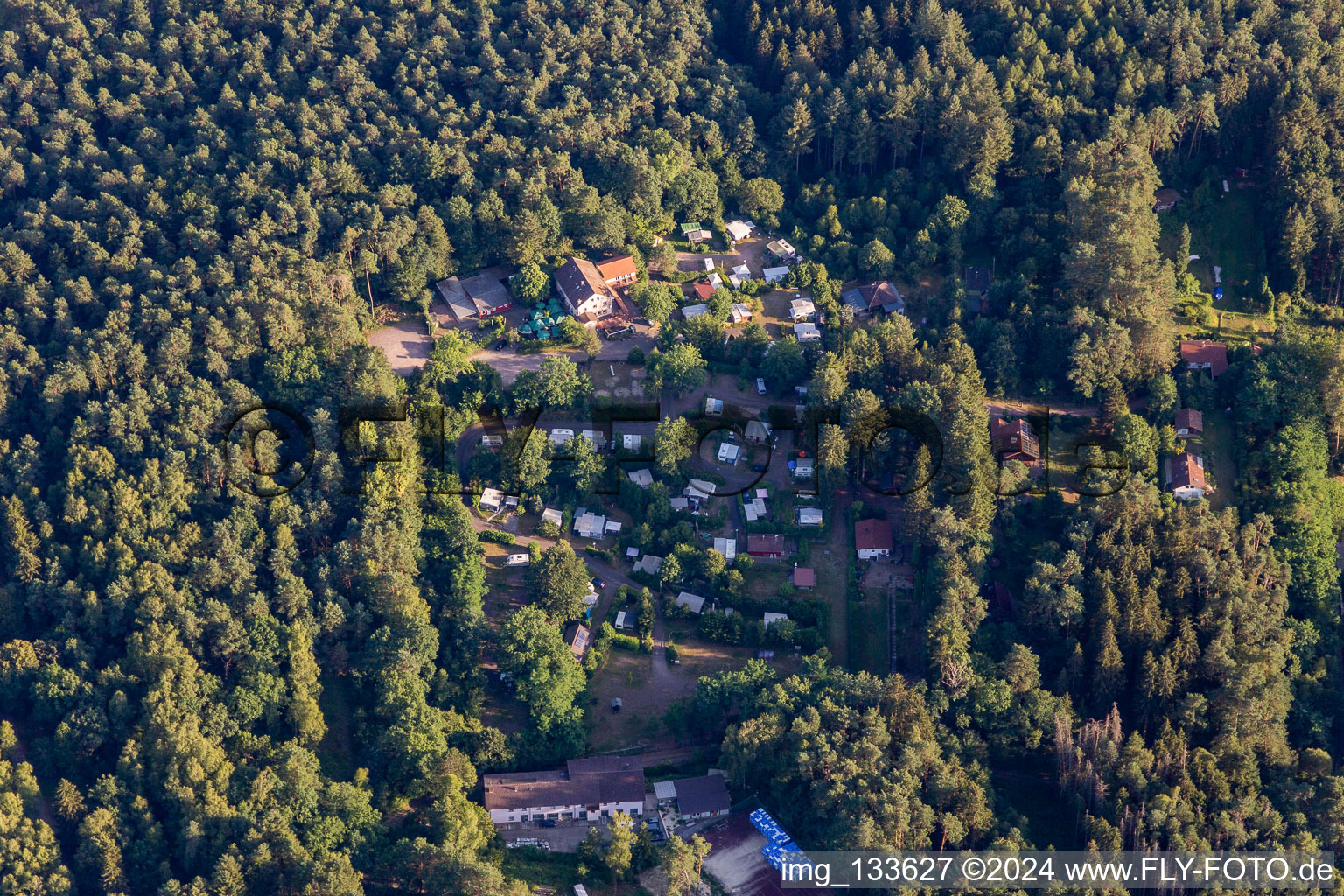 Vue aérienne de Naturfreundehaus Bethof Vorderweidental, camping et restaurant à le quartier Lauterschwan in Vorderweidenthal dans le département Rhénanie-Palatinat, Allemagne