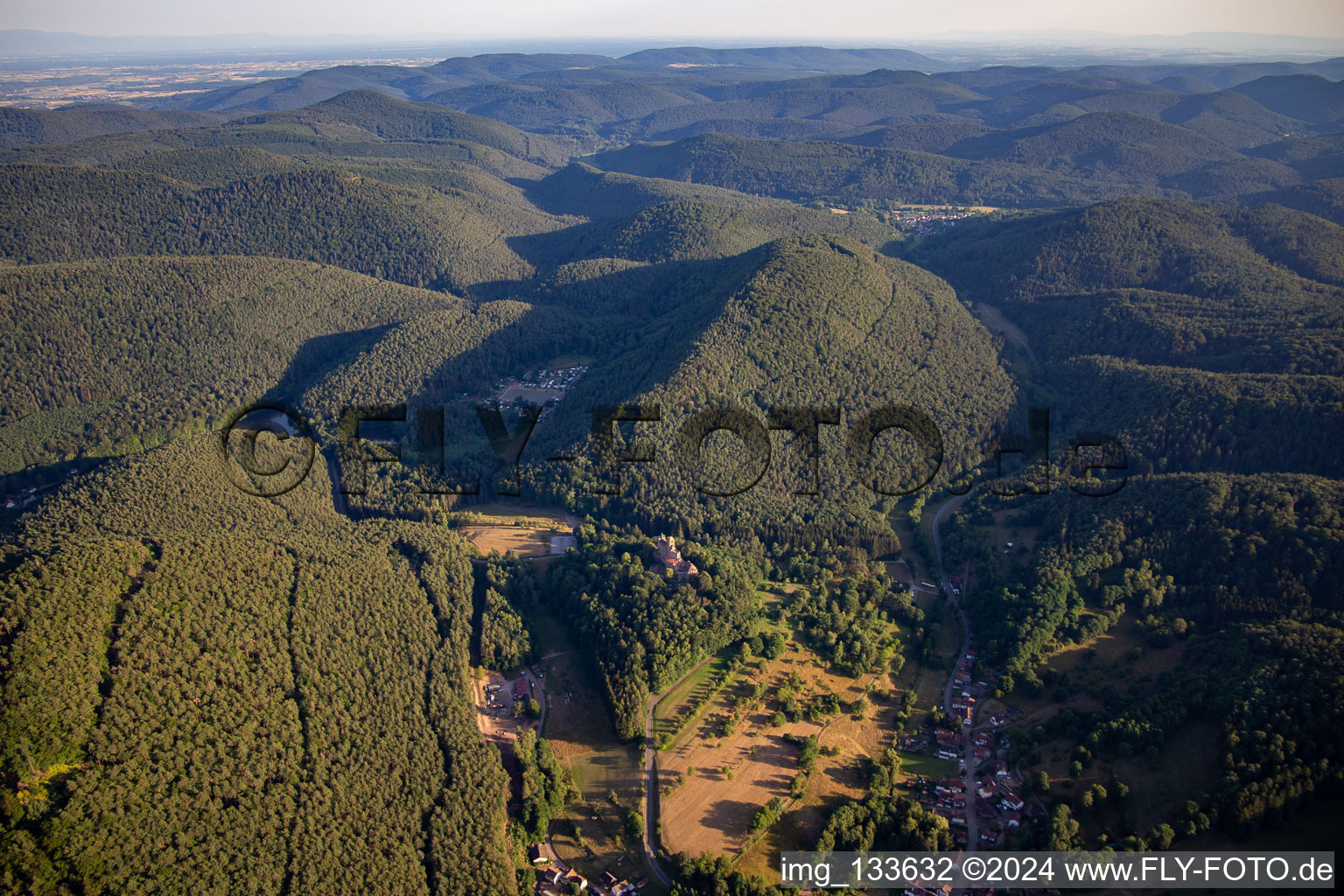 Château de Berwartstein à Erlenbach bei Dahn dans le département Rhénanie-Palatinat, Allemagne depuis l'avion