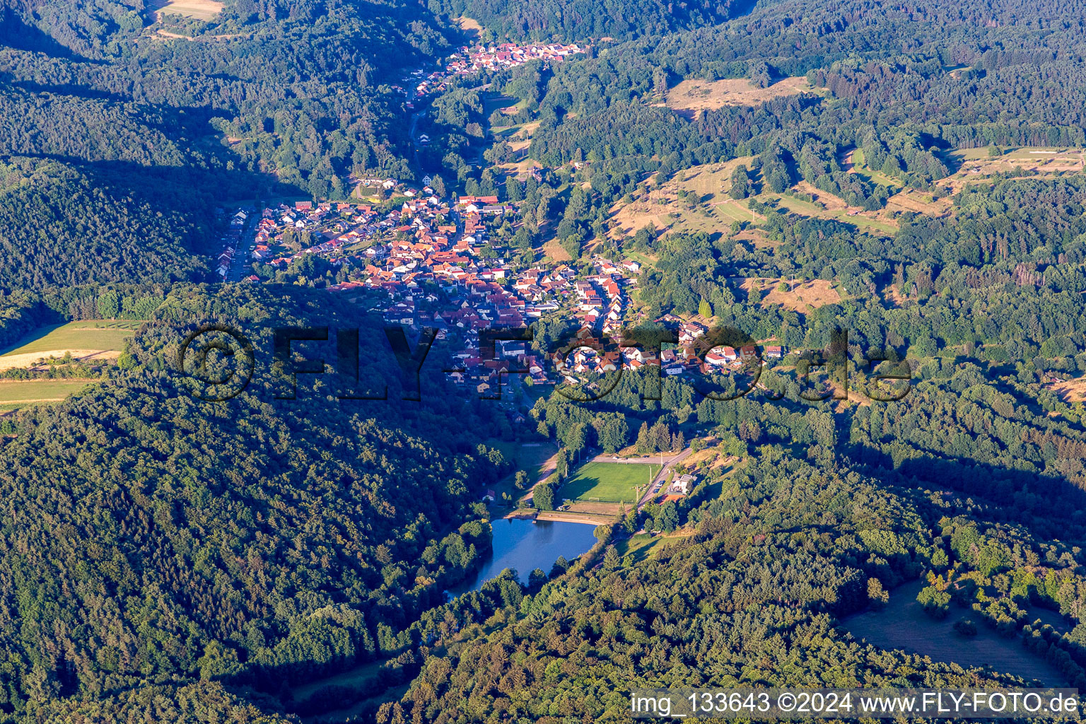 Vue aérienne de SV Silz derrière le lac Silzer à Silz dans le département Rhénanie-Palatinat, Allemagne