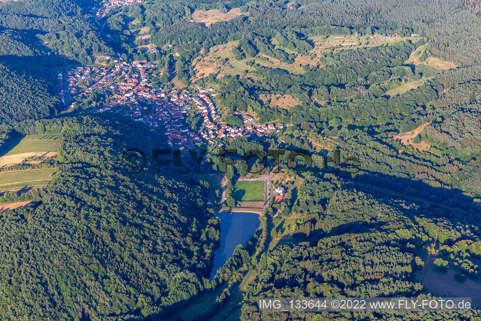 Vue aérienne de SV Silz derrière le lac Silzer à Silz dans le département Rhénanie-Palatinat, Allemagne