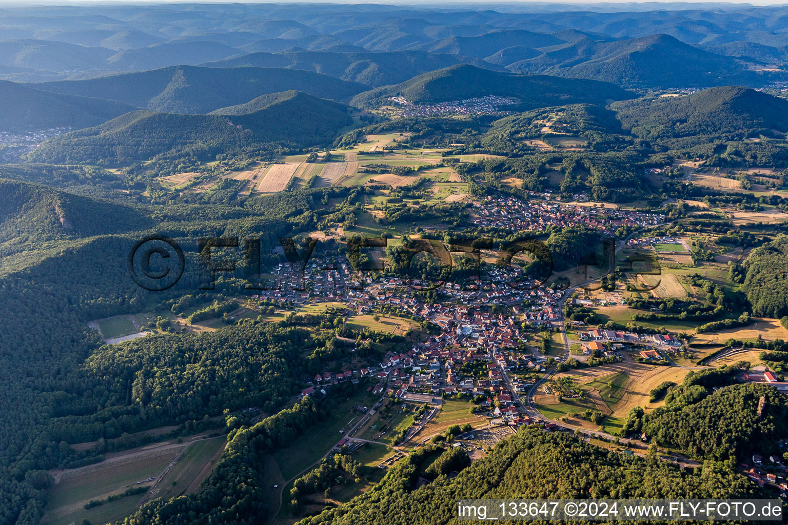 Vue aérienne de Du sud-est à le quartier Gossersweiler in Gossersweiler-Stein dans le département Rhénanie-Palatinat, Allemagne