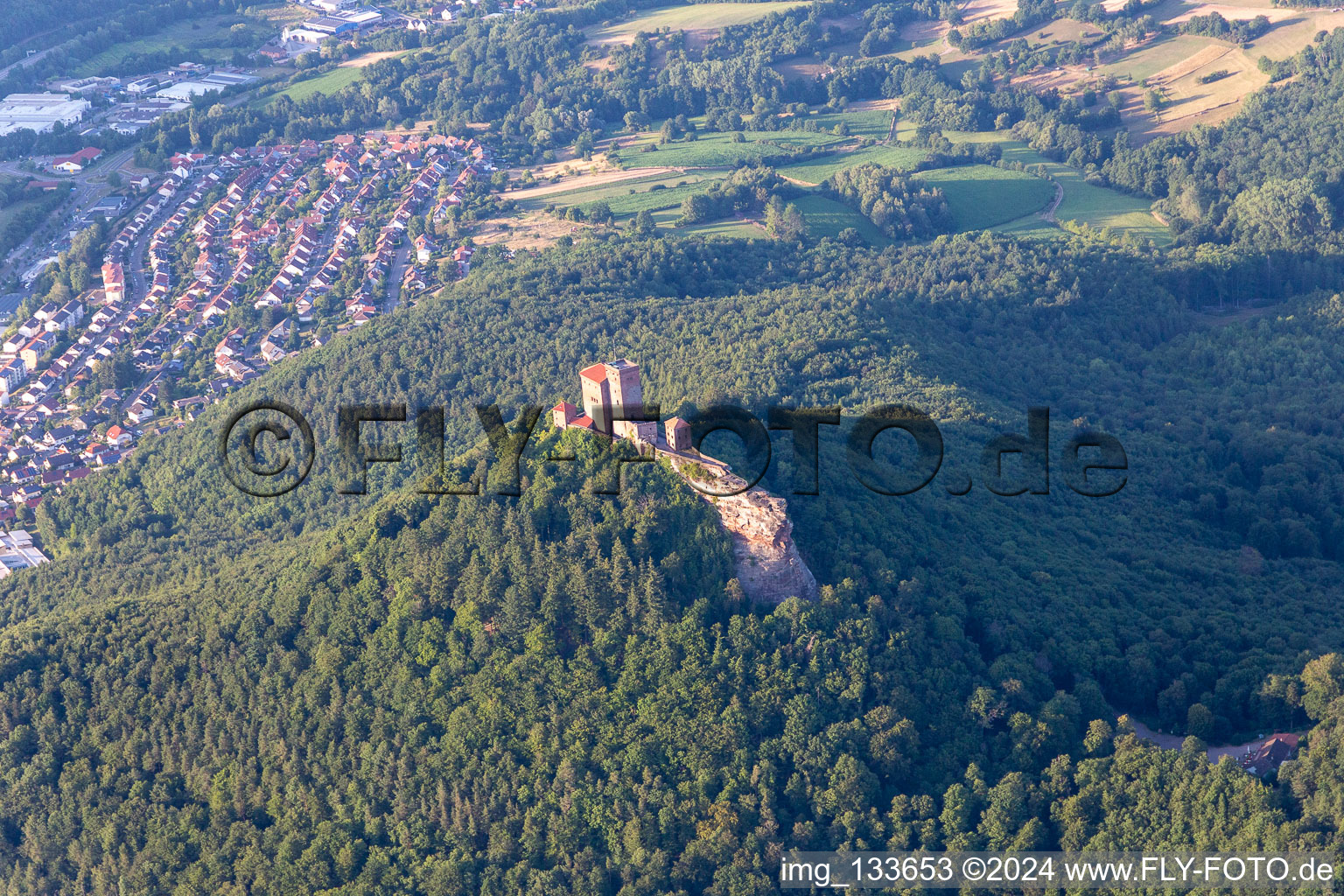 Château de Trifels à Annweiler am Trifels dans le département Rhénanie-Palatinat, Allemagne vue d'en haut