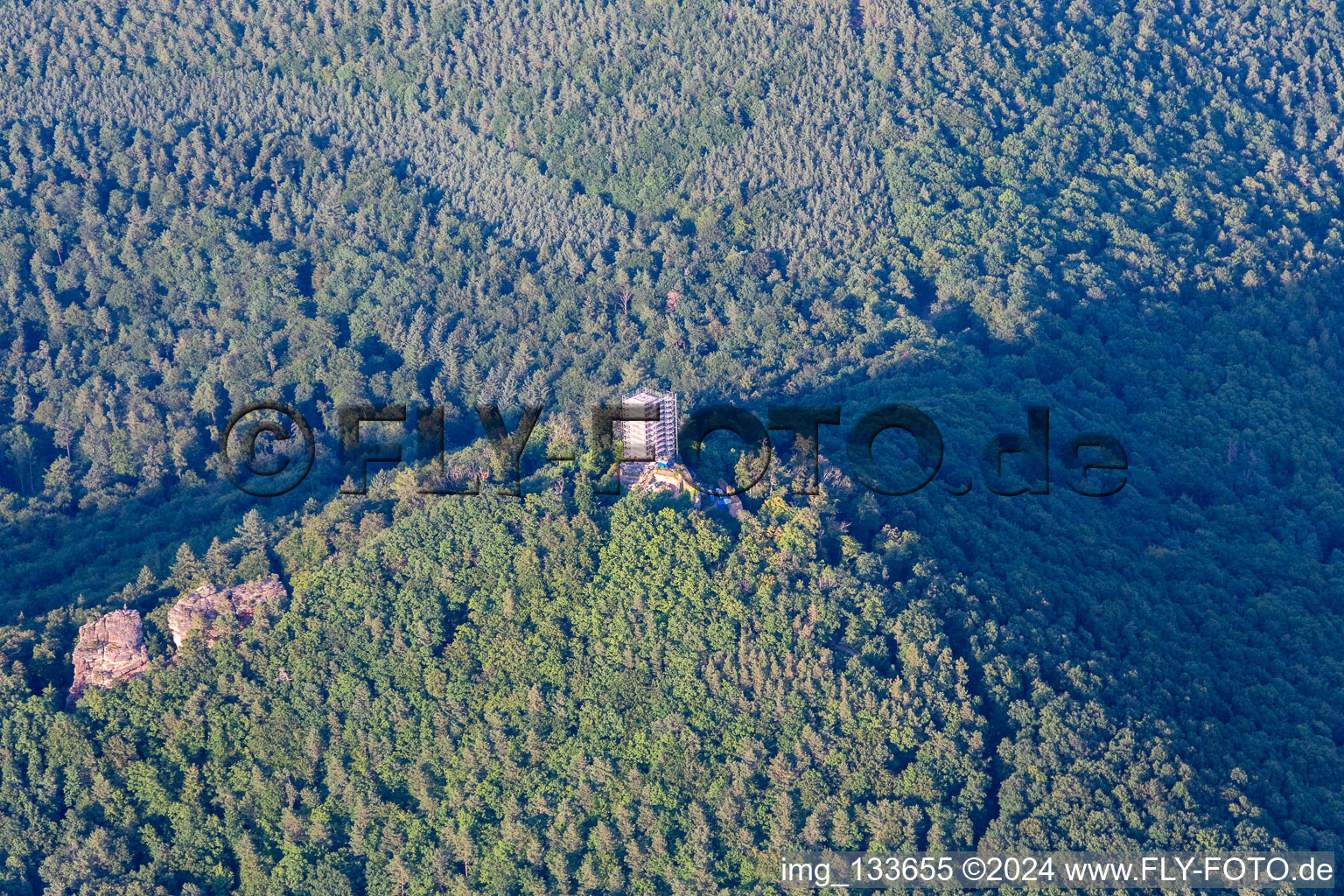 Vue aérienne de Ruines du château de Scharfenberg avec échafaudages à Leinsweiler dans le département Rhénanie-Palatinat, Allemagne