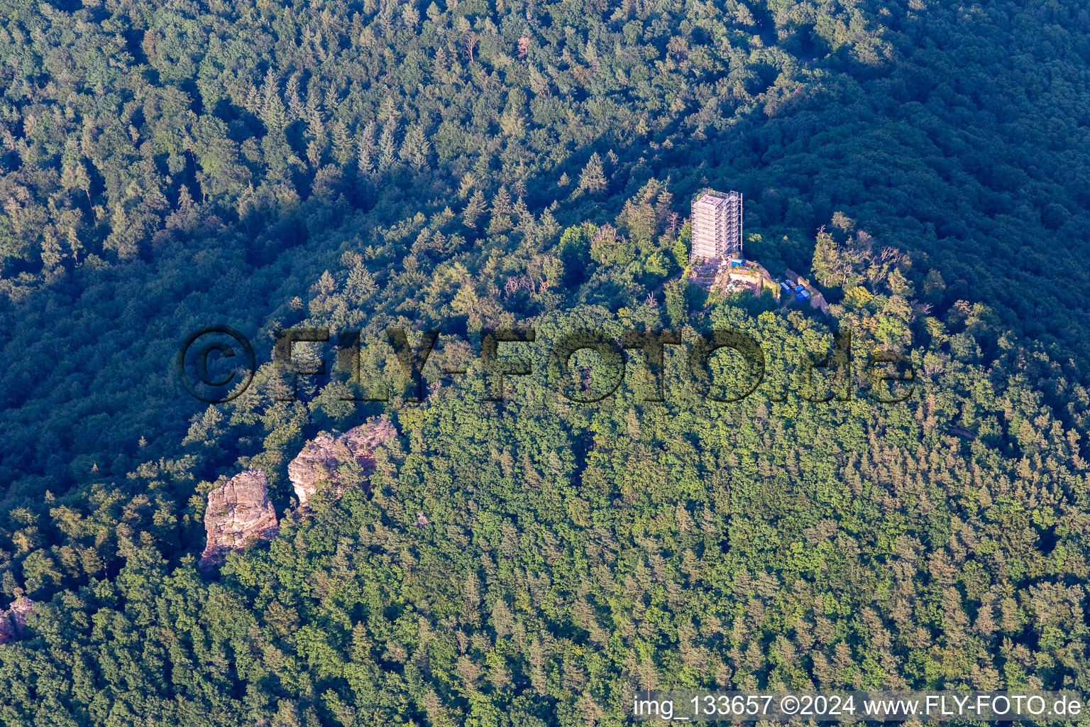 Vue aérienne de Ruines du château de Scharfenberg avec échafaudages à Leinsweiler dans le département Rhénanie-Palatinat, Allemagne