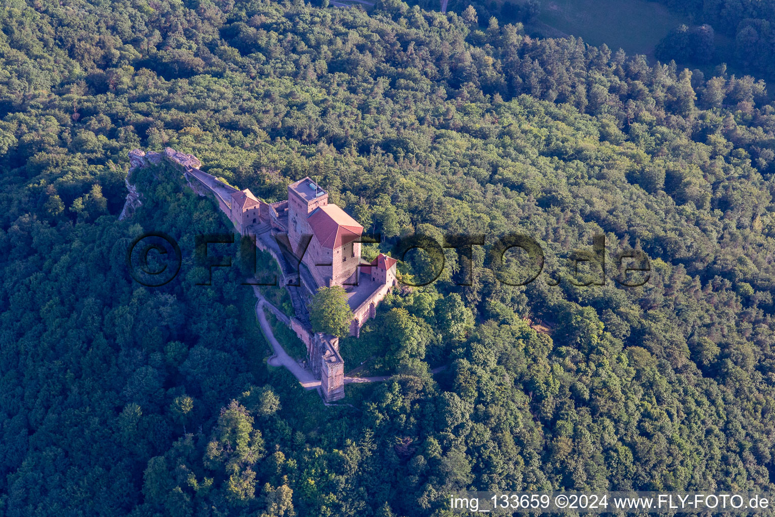 Château de Trifels à Annweiler am Trifels dans le département Rhénanie-Palatinat, Allemagne depuis l'avion