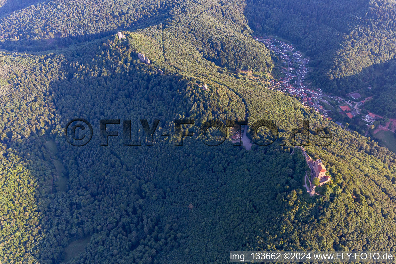 Vue aérienne de Les 3 châteaux Trifels, Anebos et Münz à Annweiler am Trifels dans le département Rhénanie-Palatinat, Allemagne