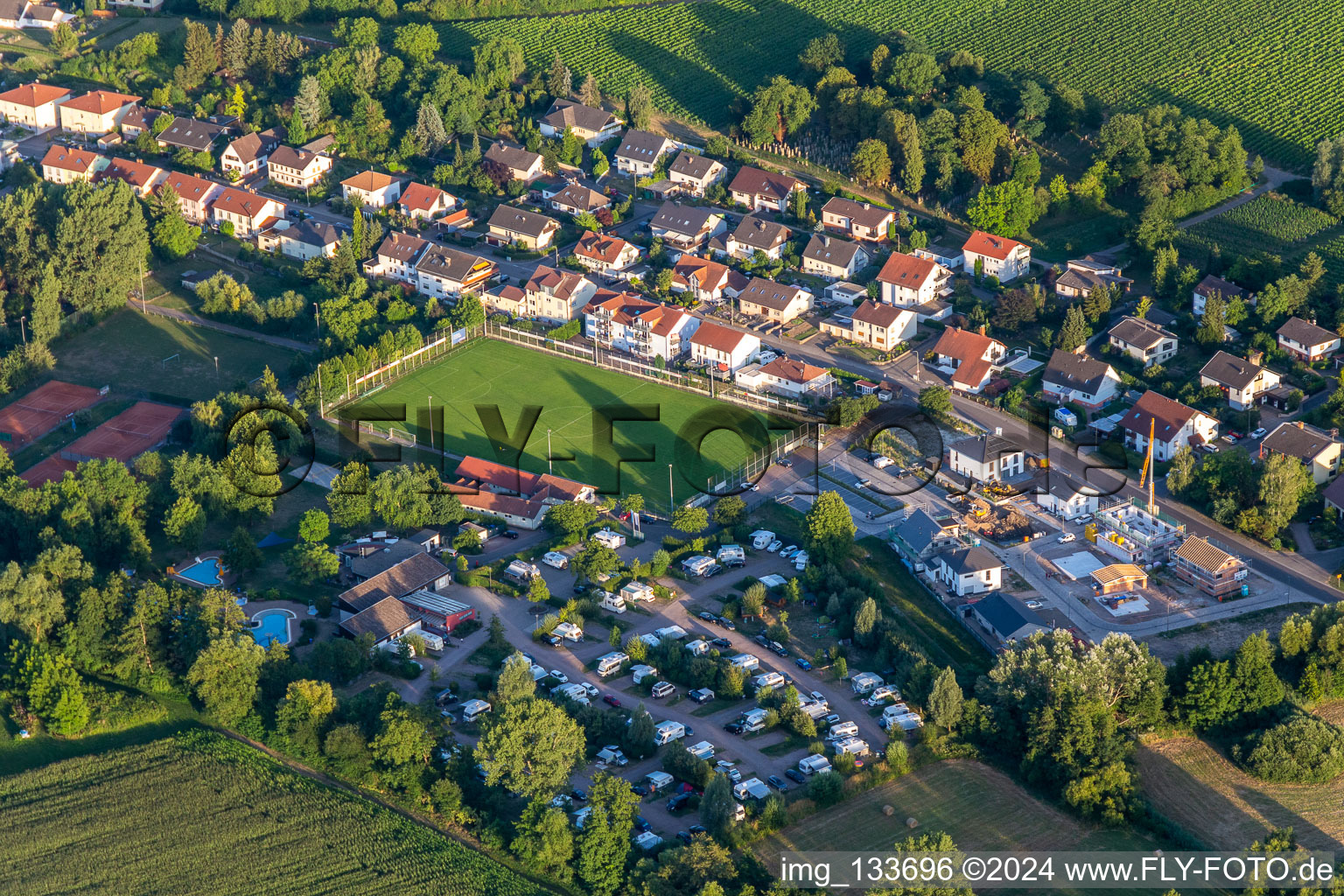 Vue aérienne de Camping dans le Klingbachtal à le quartier Ingenheim in Billigheim-Ingenheim dans le département Rhénanie-Palatinat, Allemagne